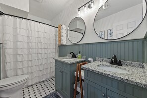 Ducha, secador de pelo, toallas y jabón