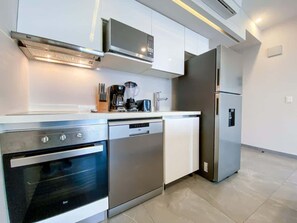 Kühlschrank, Mikrowelle, Ofen, Herdplatte