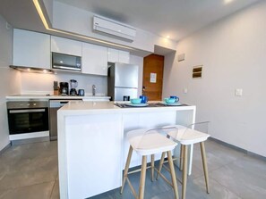 冷蔵庫、電子レンジ、オーブン、コンロ