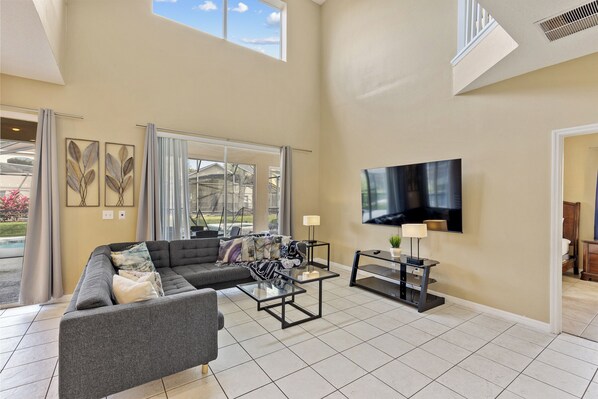 Smart TV - Large Family Home Sleeps 14, Pool, Hot Tub, Games - 7 Minutes to Disney! (Kissimmee)