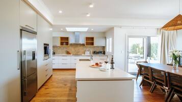 Full-sized fridge, microwave, oven, stovetop