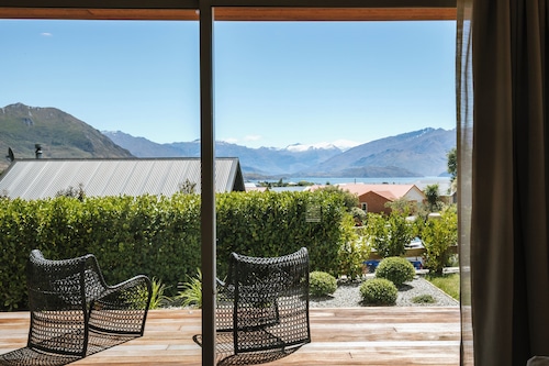 Penshurst - Lake Views - Sleeps 8