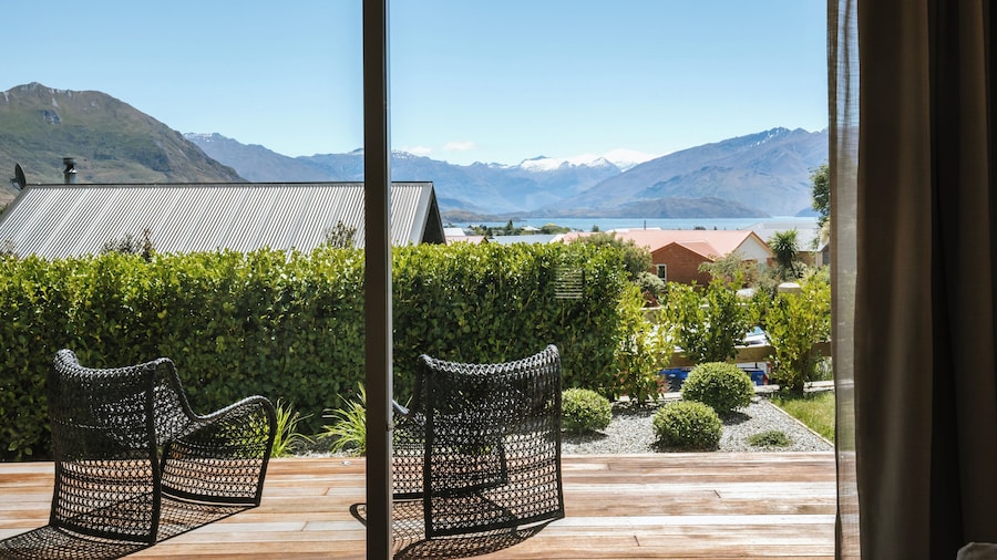 Penshurst - Lake Views - Sleeps 8