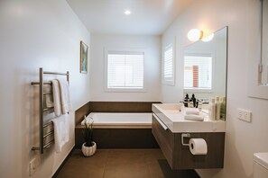 個別の浴槽とシャワー、ヘアドライヤー、タオル