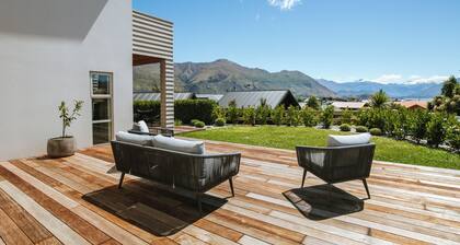 Penshurst - Lake Views - Sleeps 8