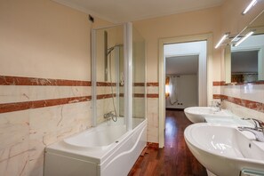 Douche, sèche-cheveux, serviettes fournies