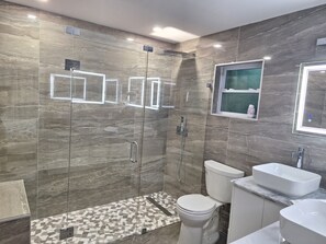 Dusche, Haartrockner, Handtücher, Seife