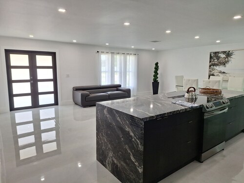 Paradise Vacation Pool Home  Last minute $155