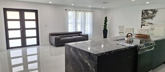 Paradise Vacation Pool Home  Last minute $155