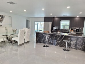 Micro-ondes, four, plaque de cuisson, lave-vaisselle