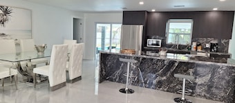Paradise Vacation Pool Home Last minute $155