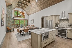 Fridge, microwave, oven, stovetop - Streamsong at Eagles Nest - Hot Tub, Firepit, Creek, Firetable, near Camp (Banner Elk)