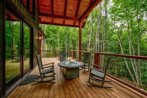 Terrace/patio - Streamsong at Eagles Nest - Hot Tub, Firepit, Creek, Firetable, near Camp (Banner Elk)