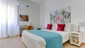 A modern hotel room with a bed, desk, and chair. - Vatican Apt Doria 64 - Home and More (Roma)