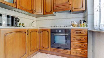 Frigorifero, microonde, forno, piano cottura