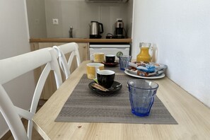 Wasserkocher mit Kaffee-/Teezubehör, Kochgeschirr/Geschirr/Besteck
