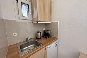 Cafetera y tetera y utensilios de cocina 