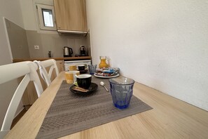 Cafetera y tetera y utensilios de cocina 