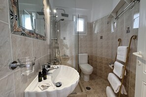 Chuveiro, secador de cabelo, toalhas de banho, shampoo