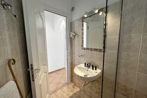 Shower, hair dryer, towels, shampoo