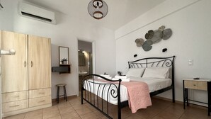 Une chambre à coucher avec un lit, une armoire et un bureau.