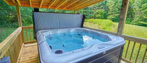 Outdoor spa tub