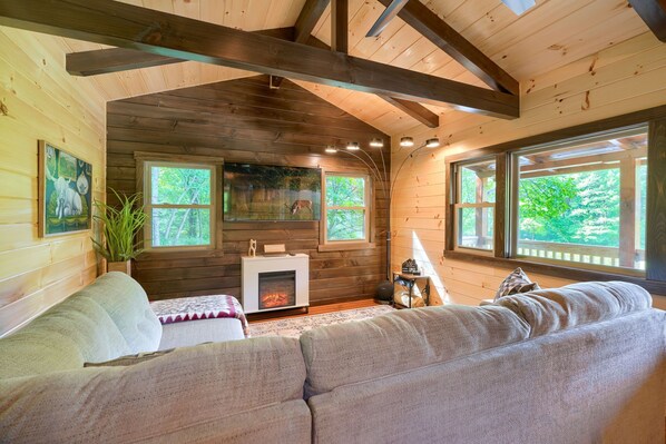 TV, fireplace, DVD player, table football - Moonlight Waters by Pond (South Bloomingville)