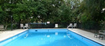 Cozy hotel in lovely Vernon with AC, WiFi