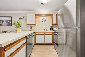 ثلاجة، ميكروويف، فرن، موقد طهي مسطح