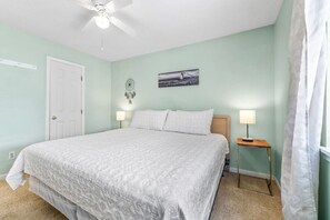 2 slaapkamers, een bureau, een strijkplank/strijkijzer, gratis wifi