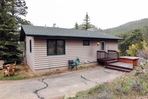 Exterior - Freestanding family cabin with personal hot tub (Estes Park)