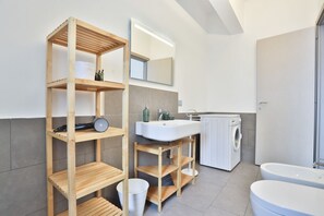 Douche, sèche-cheveux, bidet, serviettes fournies