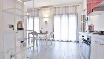 Frigorifero, forno, piano cottura, lavastoviglie