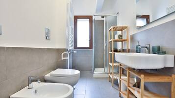 Doccia, asciugacapelli, bidet, asciugamani