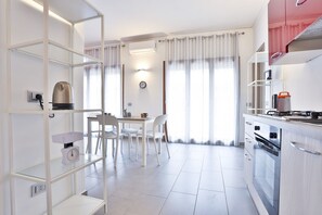 Fridge, oven, stovetop, dishwasher - GuestHost - Casa Chiara Bright Apartment (Napoli)