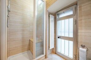 Shower, hair dryer, towels - GuestHost - Colorful 40 sqm apartment, ideal for 4 people, located on the ground floor of a period building WITHOUT lift (NOT suitable for disabled people). The accommodation is located in the heart of the historic center of La Spezia, just 450 meters fr (La Spezia)