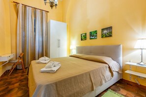 1 habitación, escritorio, tabla de planchar con plancha y wifi