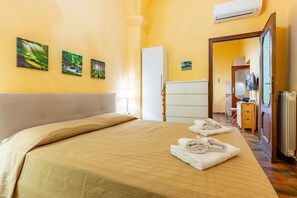 1 bedroom, desk, iron/ironing board, WiFi - GuestHost - Colorful 40 sqm apartment, ideal for 4 people, located on the ground floor of a period building WITHOUT lift (NOT suitable for disabled people). The accommodation is located in the heart of the historic center of La Spezia, just 450 meters fr (La Spezia)