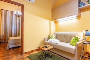 Living area - Yellow Apartment Near the Train Station W/ Balcony (La Spezia)