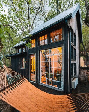 Exterior - Treetop Hideaways: Wood Lily Treehouse in Chattanooga (Chattanooga)