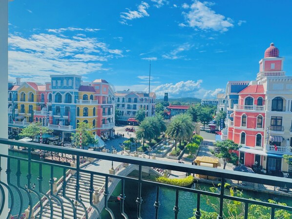 Un complejo de edificios coloridos con un patio central y un canal.