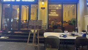 Een spa met voet-, lichaams- en fysiotherapiemassages, en een voedende shampoo behandeling.