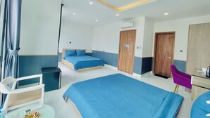 Economy tweepersoonskamer, balkon, uitzicht op rivier | Geluiddichte muren, een strijkplank/strijkijzer, gratis wifi