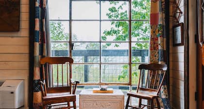 Treetop Hideaways: Redbud Treehouse in Chattanooga