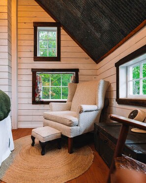 Interior - Treetop Hideaways: Redbud Treehouse in Chattanooga (Chattanooga)