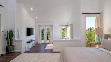5 bedrooms, desk, iron/ironing board, travel crib