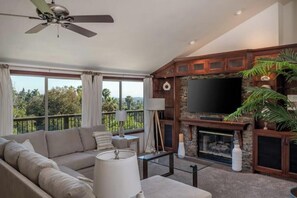 Smart-TV, Kamin, Videospiele, Tischfußball