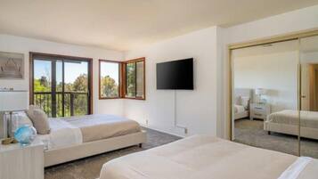 5 bedrooms, desk, iron/ironing board, travel crib