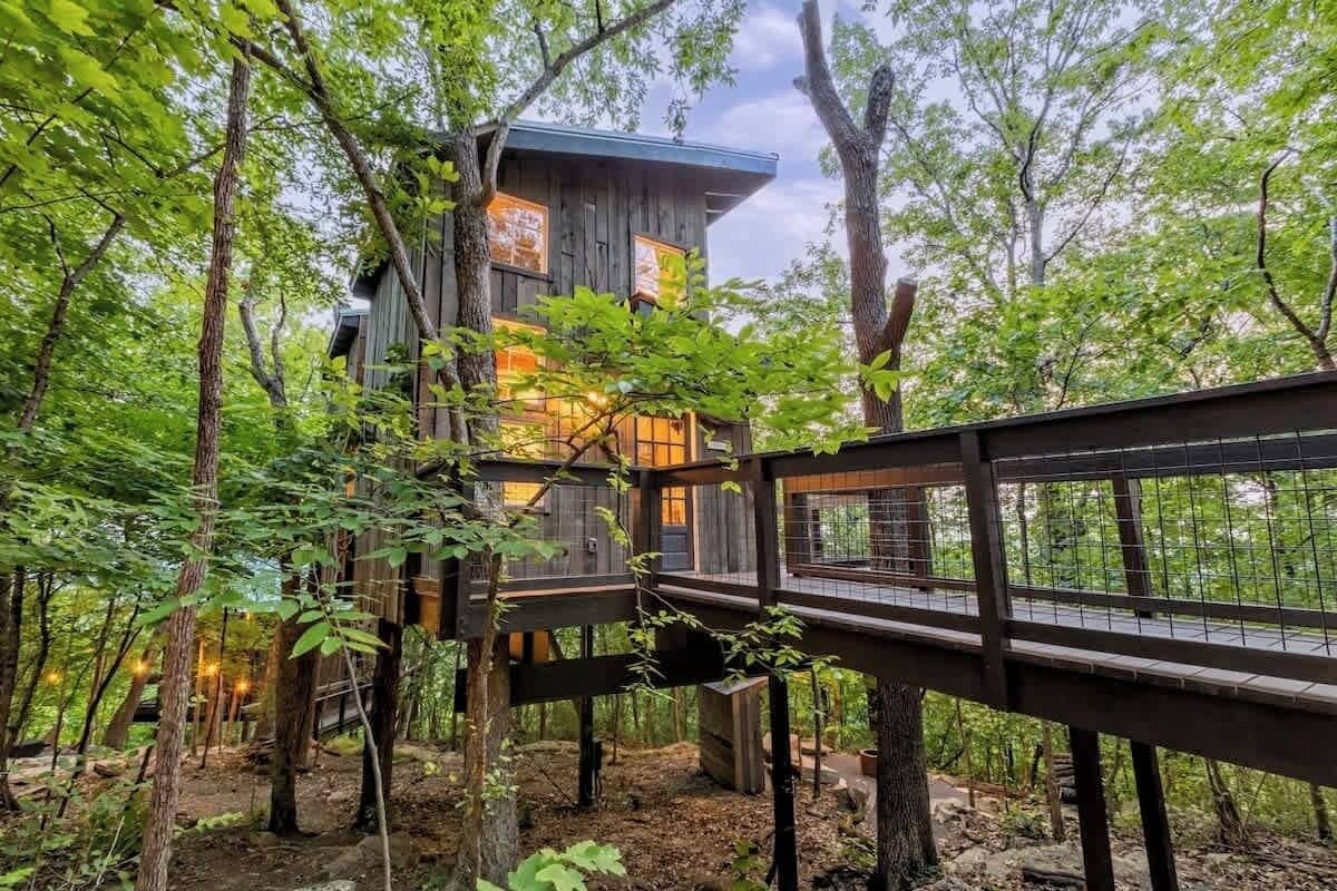 Property grounds. Treetop Hideaways - The Dogwood Treehouse