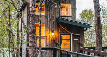 Treetop Hideaways: Dogwood Treehouse in Chattanooga